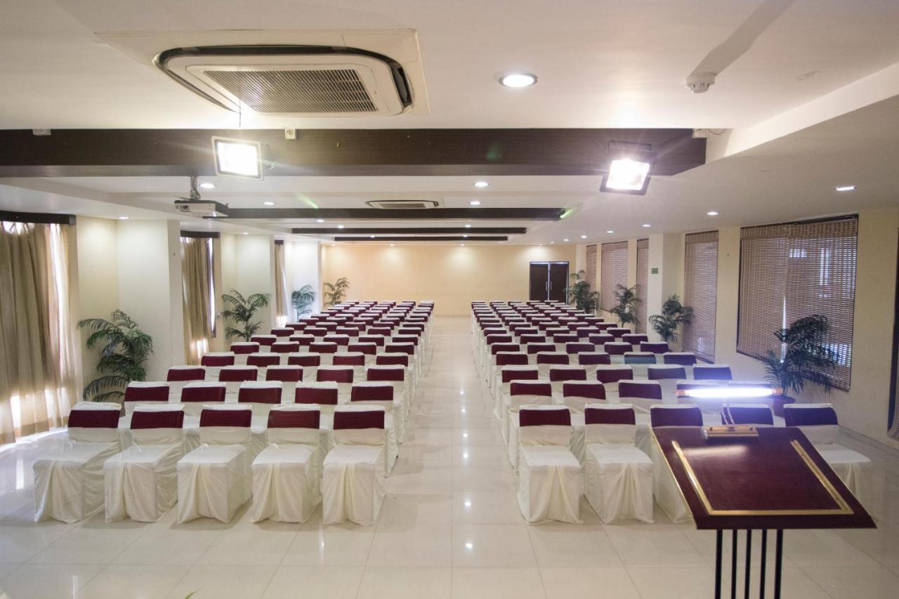 Grand Sarovar Portico, Lātūr Екстериор снимка