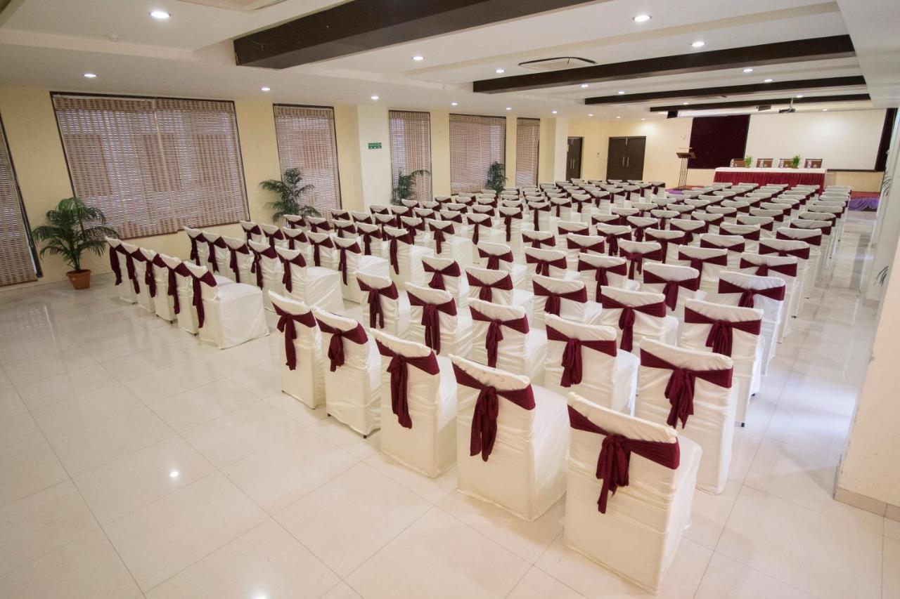 Grand Sarovar Portico, Lātūr Екстериор снимка