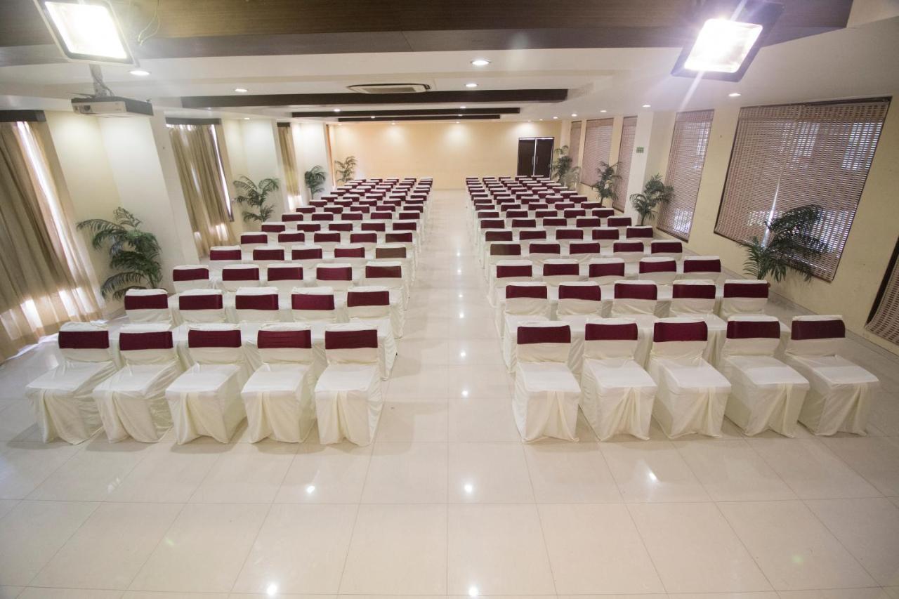 Grand Sarovar Portico, Lātūr Екстериор снимка